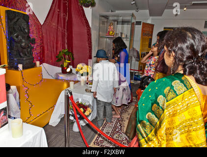 Bournemouth, UK. 20. Sep, 2015. Die 13. Jahrhundert Schiefer Steinfigur Ganesha ist Leihgabe des British Museum und auf dem Display an der Russell-Cotes Art Gallery and Museum in Bournemouth, Südengland der bekannte Badeort. Ganesha, einem Elefantenkopf ist eines der bekanntesten und am meisten verehrten Gottheiten im hinduistischen Pantheon. Es wird als der Remover von Hindernissen und Gönner der Buchstaben und des Lernens verehrt. Am 19. September wurde der Schrein von Mitgliedern des Vereins Dorset Indien gekleidet. Bildnachweis: Roger Allen Fotografie/Alamy Live-Nachrichten Stockfoto