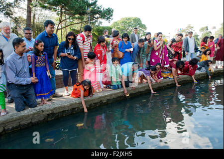 Bournemouth, UK. 20. Sep, 2015. Die 13. Jahrhundert Schiefer Steinfigur Ganesha ist Leihgabe des British Museum und auf dem Display an der Russell-Cotes Art Gallery and Museum in Bournemouth, Südengland der bekannte Badeort. Ganesha, einem Elefantenkopf ist eines der bekanntesten und am meisten verehrten Gottheiten im hinduistischen Pantheon. Es wird als der Remover von Hindernissen und Gönner der Buchstaben und des Lernens verehrt. Am 19. September wurde der Schrein von Mitgliedern des Vereins Dorset Indien gekleidet. Bildnachweis: Roger Allen Fotografie/Alamy Live-Nachrichten Stockfoto