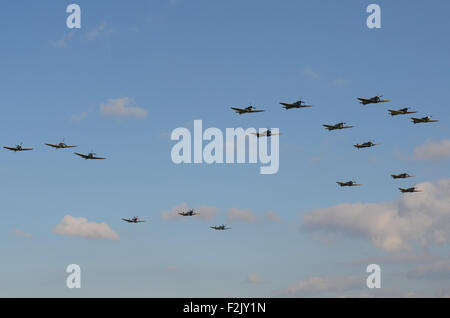 Die Flugschau in Duxford zollte den „wenigen“ Tribut, mit den Spitfires und Hurricanes von Battle of Britain Memorial Flight Stockfoto