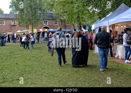 Brüssel, Belgien. 20. Sep, 2015. Mittelaltermarkt im Kloster Wald oder Abbaye de Foret ist am Sonntag, 20. September 2015 in Brüssel, jährliche Sonntag ohne Auto tagsüber statt. Bildnachweis: Skyfish/Alamy Live-Nachrichten Stockfoto