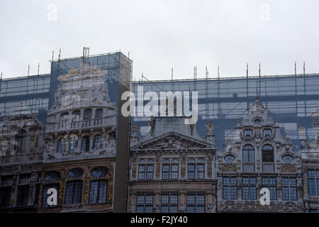 Falsche Fassade, Kunstwerk versteckt Gebäude während der Restaurierung Arbeit/Reinigung in Grand-Place, Brüssel, Belgien. Le Renard, Le Cornet, Stockfoto