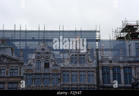 Falsche Fassade, Kunstwerk versteckt Gebäude während der Restaurierung Arbeit/Reinigung in Grand-Place, Brüssel, Belgien Stockfoto