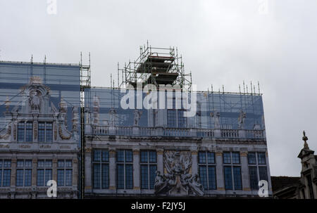 Falsche Fassade versteckt Gebäude, La Brouette, Le Roi d ' Espagne, während der Restaurierung Arbeit/Reinigung, Grand-Place, Brüssel, Belgien Stockfoto