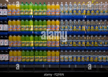 Zuckerhaltige Limonaden auf Verkauf in einem Supermarkt. Stockfoto