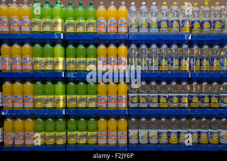 Zuckerhaltige Limonaden auf Verkauf in einem Supermarkt. Stockfoto