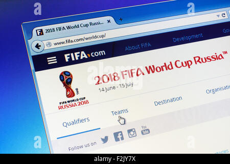 DANZIG, POLEN - 29. JULI 2015. FIFA-Homepage am Computer-Bildschirm. Offizielles Logo der Fußball-Weltmeisterschaft in Russland Stockfoto