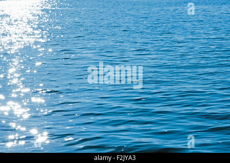 Sonne-Reflexe im blauen Wasser als Textur oder Hintergrund Stockfoto