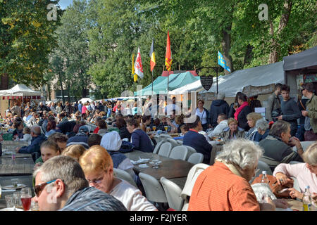 Brüssel, Belgien. 20. Sep, 2015. Mittelaltermarkt im Kloster Wald oder Abbaye de Foret ist am Sonntag, 20. September 2015 in Brüssel, jährliche Sonntag ohne Auto tagsüber statt. Bildnachweis: Skyfish/Alamy Live-Nachrichten Stockfoto