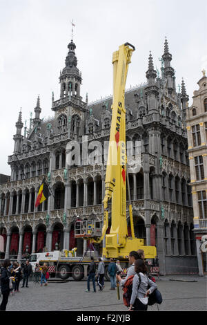 Mobiler Turmkran vor Maison du Roi, La Grande Place, Brüssel, Belgien Stockfoto