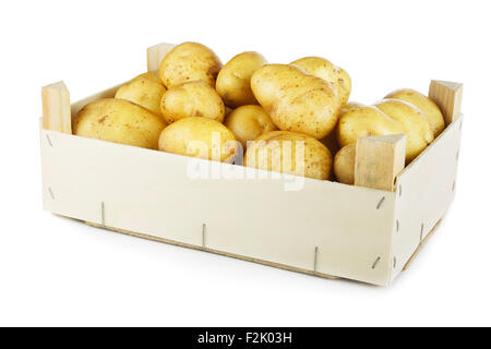 Kartoffeln in Holzkiste isoliert auf weißem Hintergrund Stockfoto