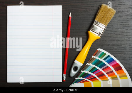 Vorbereitung zur Malerei. Leeres weißes Papier und Bleistift auf einem Schreibtisch aus Holz Stockfoto