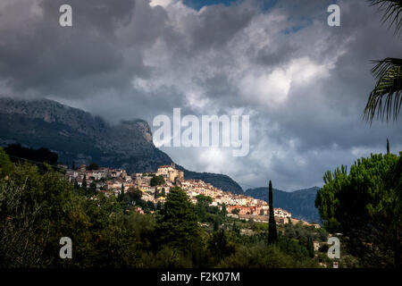 Wolken über das hochgelegene Dorf von Le Bar Sur Loup im Süden von Frankreich. Stockfoto