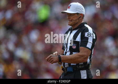 Landover, MD, USA. 20. September 2015. Schiedsrichter Ed Hochuli Uhren Bereich bei einem Timeout während der Matchup zwischen den St. Louis Rams und den Washington Redskins bei FedEx Field in Landover, Maryland. Bildnachweis: Cal Sport Media/Alamy Live-Nachrichten Stockfoto