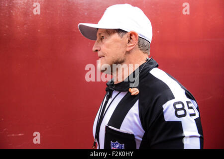 Landover, MD, USA. 20. September 2015. Schiedsrichter Ed Hochuli verlässt den Tunnel vor dem Matchup zwischen den St. Louis Rams und den Washington Redskins bei FedEx Field in Landover, Maryland. Bildnachweis: Cal Sport Media/Alamy Live-Nachrichten Stockfoto