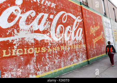 Altes Coca Cola Schild gemalt auf einem Gebäude an der Main Street in der Innenstadt von Greenville, South Carolina. Stockfoto