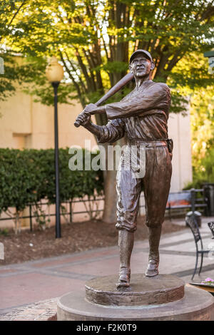 Shoeless Joe Jackson Baseball Spieler Statue im West End Historic District auf der Main Street in der Innenstadt von Greenville, South Carolina. Stockfoto
