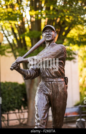 Shoeless Joe Jackson Baseball Spieler Statue im West End Historic District auf der Main Street in der Innenstadt von Greenville, South Carolina. Stockfoto