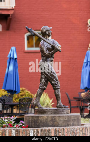 Shoeless Joe Jackson Baseball Spieler Statue im West End Historic District auf der Main Street in der Innenstadt von Greenville, South Carolina. Stockfoto