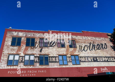 Postkarte aus Paris, die Gebäude im West End Historic District auf der Main Street in der Innenstadt von Greenville, South Carolina. Stockfoto