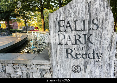Falls Park am Eingang Reedy River entlang der Main Street in der Innenstadt von Greenville, South Carolina. Stockfoto