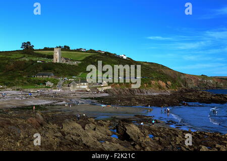 Wembury Kirche, Cafe und National Trust Cottage mit Blick auf die National Trust Wembury Strand, Devonshire Coast, South West England Stockfoto