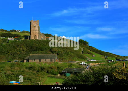 Wembury Kirche mit Blick auf National Trust Wembury Strand und Cafe, Devonshire Coast, South West England Stockfoto