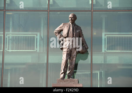 Sir Bobby Charlton Statue außerhalb Manchester United Football Club Stadion Old Trafford, Manchester Stockfoto