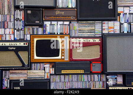 Wand des Vintage und Retro-Cds, Vinyl, tv, Verstärker, VHS und audio-Kassetten Stockfoto