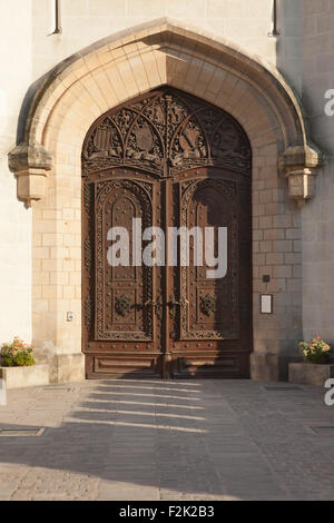 Geschnitzte hölzerne Eingangstor des Schlosses Hluboka in Hluboka nad Vltavou, Südböhmen, Tschechien. Stockfoto