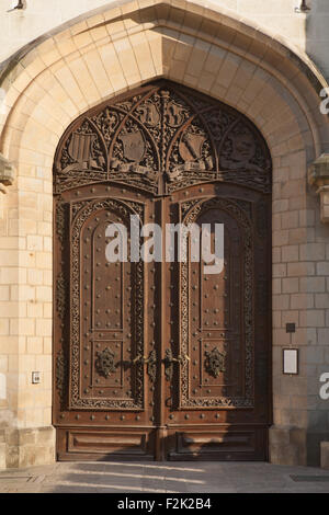 Geschnitzte hölzerne Eingangstor des Schlosses Hluboka in Hluboka nad Vltavou, Südböhmen, Tschechien. Stockfoto