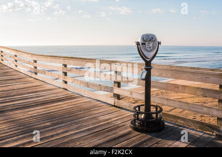 Virginia Beach Fishing Pier Sightseeing Fernglas mit Strand und Meer Hintergrund. Stockfoto