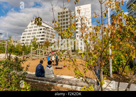 Paris, Frankreich, Familien im öffentlichen Kinderspielplatz, Park, Projekt für neue moderne Architektur, Nachbarschaft, Eco-Quartier Clichy-Batignolles, grünes Gebäude moderne, nachhaltige Öko-Gebäude, park Life paris tagsüber Stockfoto