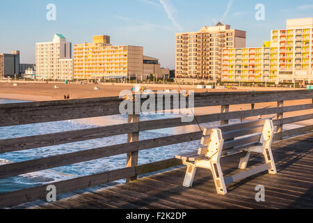 Virginia Beach Boardwalk Hotels von Angelsteg. Stockfoto