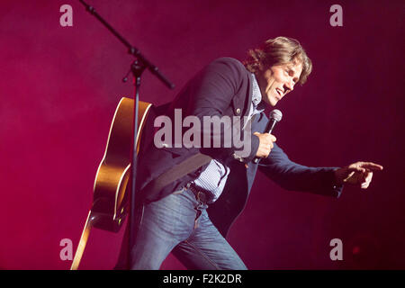 19.09.15 mit Liebe von Liverpool Konzert Comedian John Bishop mit Gitarre Stockfoto