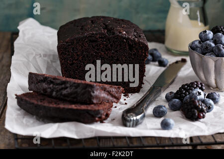 Schokolade Brot Kuchen geschnitten fertig dekoriert werden Stockfoto