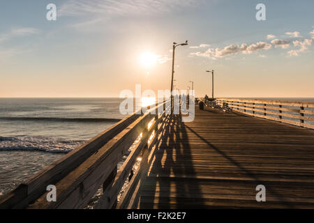 Virginia Beach Fishing Pier im Morgengrauen Stockfoto