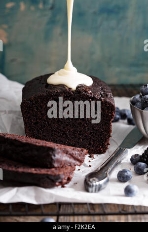 Schokolade Brot Kuchen geschnitten fertig dekoriert werden Stockfoto