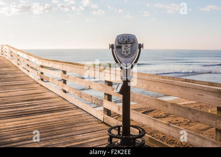 Sightseeing-Fernglas auf Virginia Beach Fishing Pier mit Ozean Hintergrund. Stockfoto