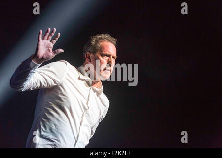 19.09.15 mit lieben Grüßen von Liverpool Konzert. George Andrew "Andy" McCluskey auf der Bühne mit Orchestral Manoeuvres in Dark (OMD) Stockfoto