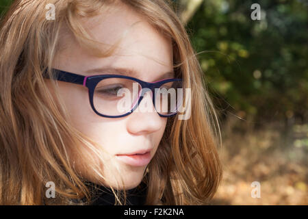 Schöne blonde kaukasische Teenager-Mädchen in Gläsern, outdoor Closeup portrait Stockfoto