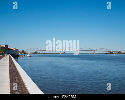 Tejo von Vila Franca de Xira mit die Stadtbrücke im Horizont Stockfoto