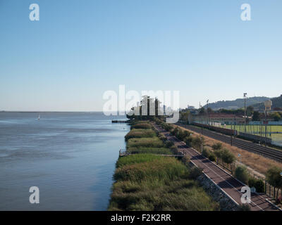 Tagus Fluss Gehweg in Vila Franca de Xira Stockfoto