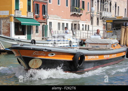 Ein Boot Geschwindigkeiten an einem Kanal in Venedig Italien Stockfoto