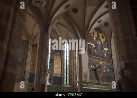 Der Heilige Benedikt vor der Jungfrau Maria. Wandmalerei von der Beuroner Kunstschule ab den 1880er Jahren in die Kirche der Allerheiligsten Jungfrau Maria und die slawischen Heiligen des Klosters Emmaus (Na Slovanech) in Prag, Tschechien. Stockfoto