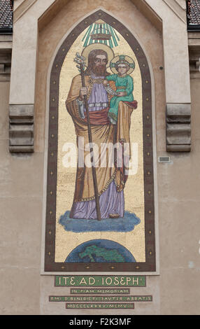 Saint-Joseph mit dem Kind Jesus. Mosaik von der Beuroner Kunstschule von 1910 auf die Kirche der Allerheiligsten Jungfrau Maria und die slawischen Heiligen des Klosters Emmaus (Na Slovanech) in Prag, Tschechien. Stockfoto