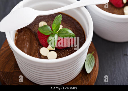 Schokolade Töpfe de Crème Dessert in Förmchen mit Himbeeren Stockfoto