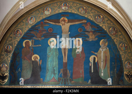 Kreuzigung mit den Heiligen. Wandmalerei von der Beuroner Kunstschule ab den 1880er Jahren in der kaiserlichen Kapelle des Klosters Emmaus (Na Slovanech) in Prag, Tschechien. Saint John the Baptist, kniet der Heilige Benedikt, Jungfrau Maria, die Kreuzigung, Johannes der Apostel, knienden St. Scholastica und Saint-Martin von Tours dargestellt von links nach rechts in das Wandbild. Stockfoto