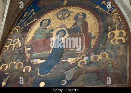 Krönung der Jungfrau. Wandmalerei von der Beuroner Kunstschule ab den 1880er Jahren in die Kirche der Allerheiligsten Jungfrau Maria und die slawischen Heiligen des Klosters Emmaus (Na Slovanech) in Prag, Tschechien. Stockfoto