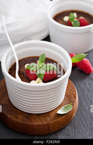 Schokolade Töpfe de Crème Dessert in Förmchen mit Himbeeren Stockfoto