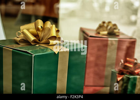 Nahaufnahme von grünen und roten Weihnachtsgeschenke mit Bögen Stockfoto